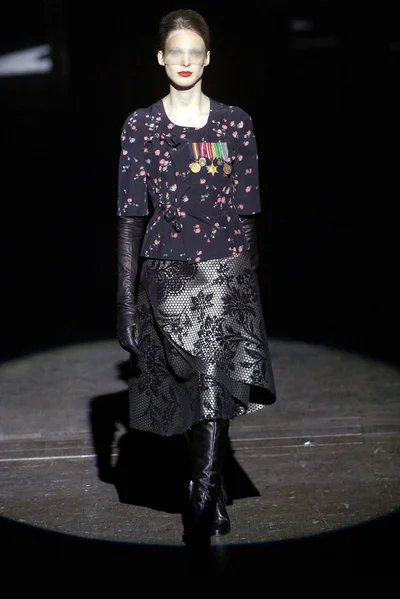 Look 16